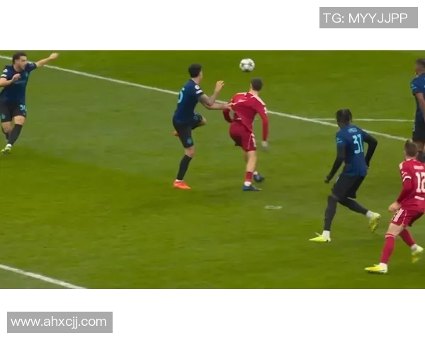 英超激战：里昂逆转AC米兰补时绝杀引发争议判罚全场沸腾